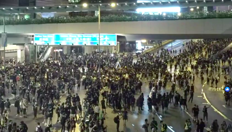 香港民眾昨（24）日上街反對「港版國安法」，防暴警察動用催淚彈等武器驅離，並逮捕100多名示威者。   圖：翻攝自立場新聞臉書（資料照）