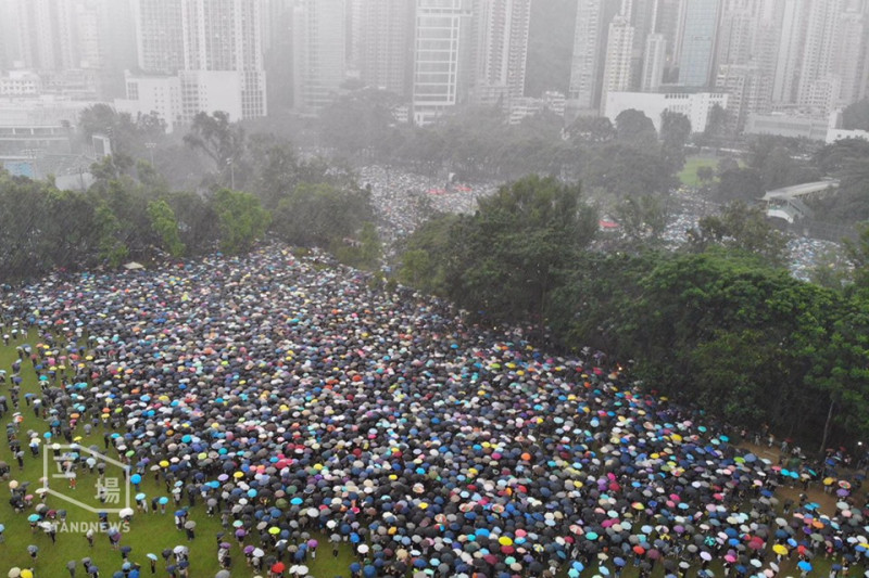 170萬港人不怕滂沱大雨，參與818維園集會。   圖：擷取自立場新聞臉書。