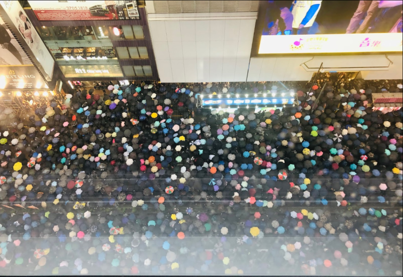 Lo Yan在其部落格表示，參加818維園反送中集會，看見香港人在「風雨中抱緊自由」的動容一幕。   圖：翻攝甜魔媽媽新天地