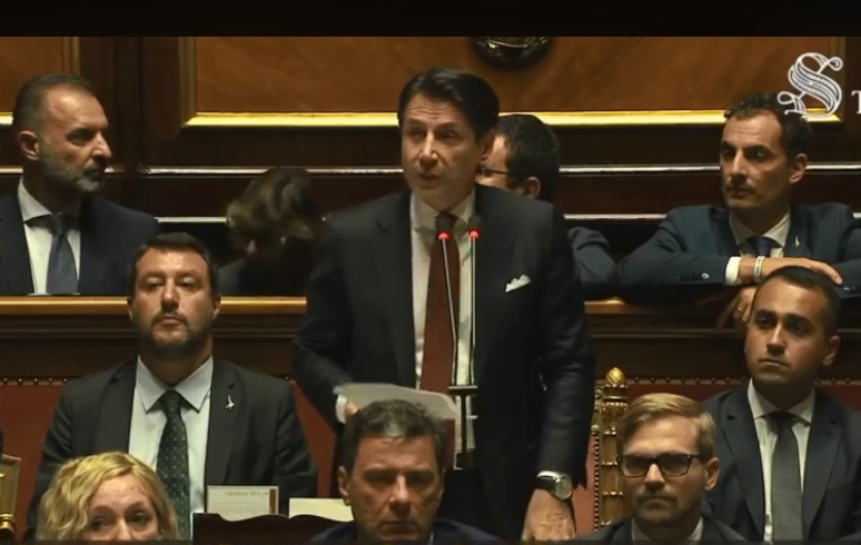 義大利總理孔蒂（中）20日宣布辭職，下台前當眾痛批極右派副總理薩爾維尼（左）為了個人政治利益，搞垮聯合政府並危及國家經濟。   圖：翻攝孔蒂臉書直播影片