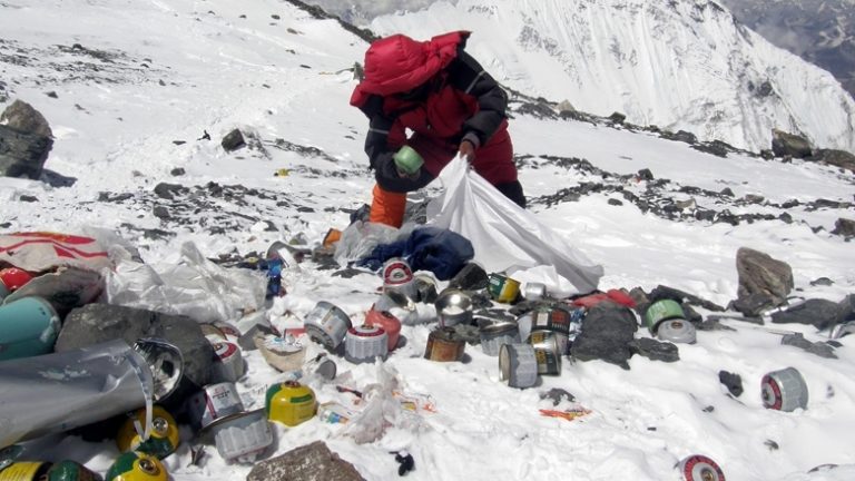 尼泊爾昆布地區境內聖母峰垃圾堆積如山，很多無法回收或重複使用，當局發出限塑令。   圖：翻攝自Nepali Sansar