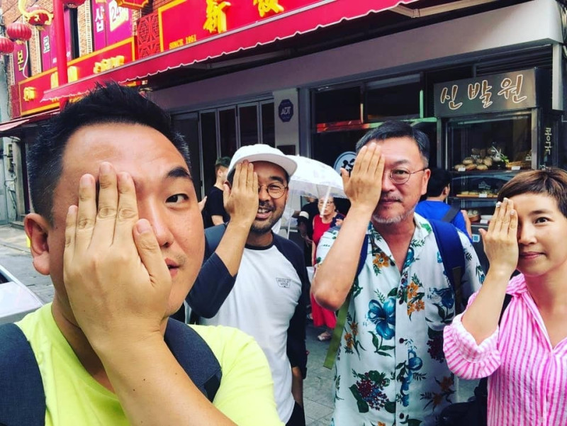 「屍速列車」男星金義聖上傳與工作人員的遮眼合照聲援香港市民。   圖：擷取自金義聖臉書