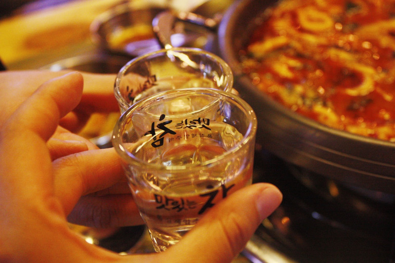 近來韓流風靡全亞洲，當地特殊的飲酒文化也逐漸廣為人知。韓國人超愛喝也超會喝！   圖／ Pixabay 