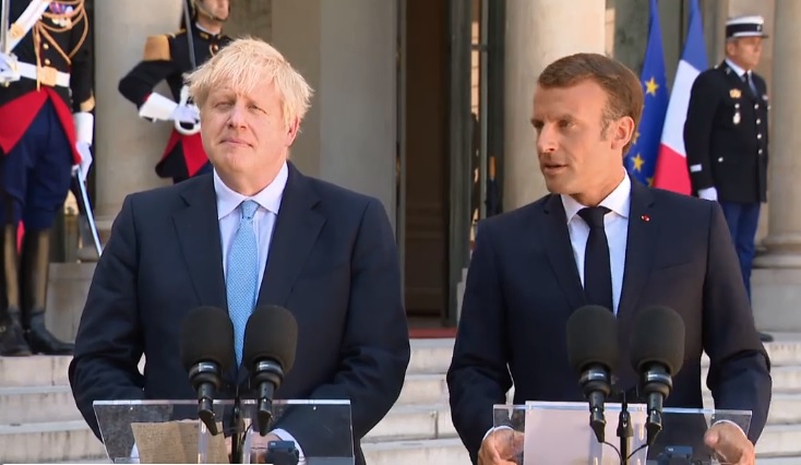 法國總統馬克宏（右）與英國首相強生（左）會面，同意與英方進一步協商化解脫歐爭議，   圖：翻攝馬克宏臉書