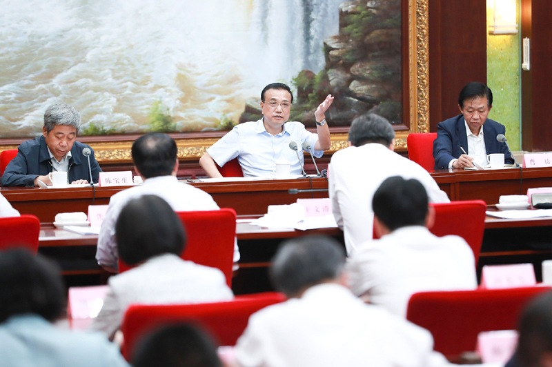 中國國務院日前召開常務會議，總理李克強（後排中）做出多項指示。   圖：翻攝自中國國務院