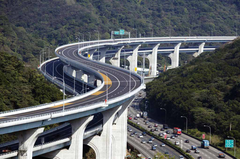 國道高架路段將依颱風情況啟動強風管制措施，圖為五楊高架。   圖：取自高速公路局國道視窗網站