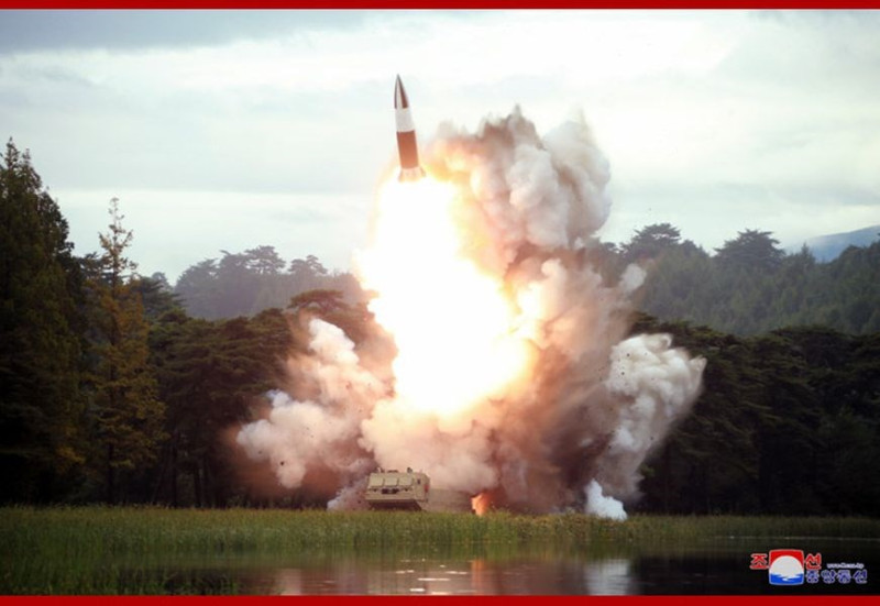 北韓24日上午在咸鏡南道善德地區向東部海域發射兩枚類型不明的發射體。圖為北韓16日向東部海域射彈。   （圖取自北韓中央通信社網頁kcna.kp）