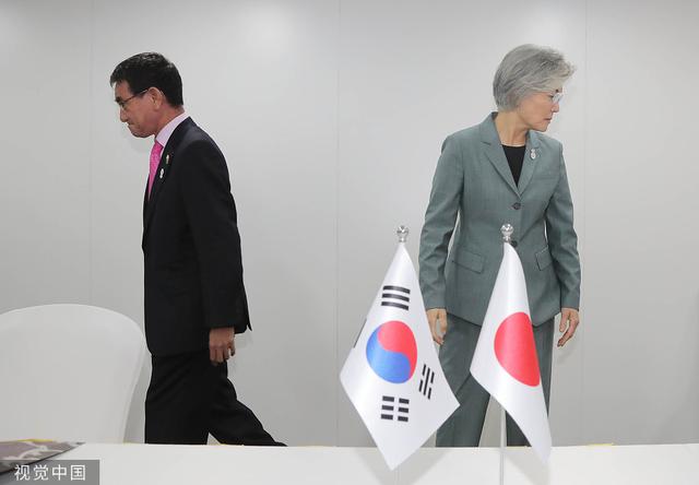 韓國外長康京和（右）在泰國曼谷與日本外相河野太郎（左）。   圖：翻攝視覺中國網頁