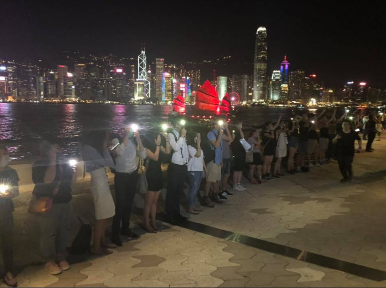 參加香港之路香港市民，以和平的方式，盼政府正視反送中5大訴求。   圖：翻攝桑普臉書