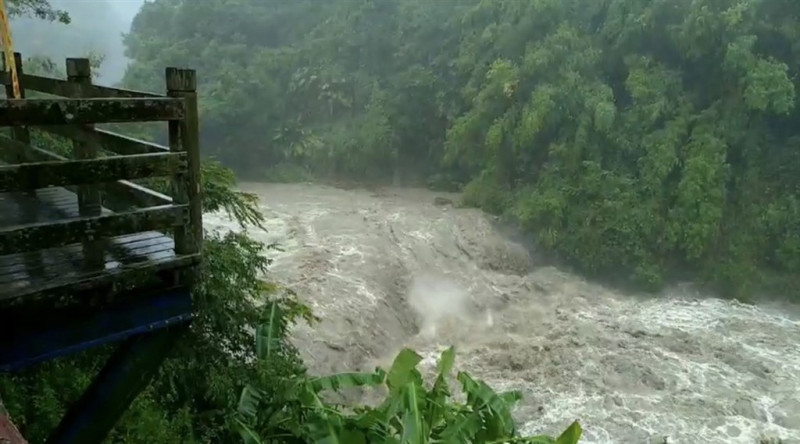 輕度颱風白鹿來襲，花蓮縣富里鄉鄰近富南社區的鱉溪水位持續上升，水利署第九河川局加強巡查。   圖：水利署第九河川局提供
