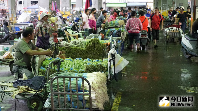 葉菜類水傷賣相差，又因量少價格又貴，批發商也無奈。   圖：NOWnews提供