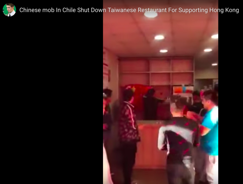 智利一間台商開的台式餐飲店，因挺香港反送中，而遭中國人到場作亂，不僅進入店面掛上五星旗，甚至在門口撒尿。   圖：擷取自tony O'Donnell YouTube頻道