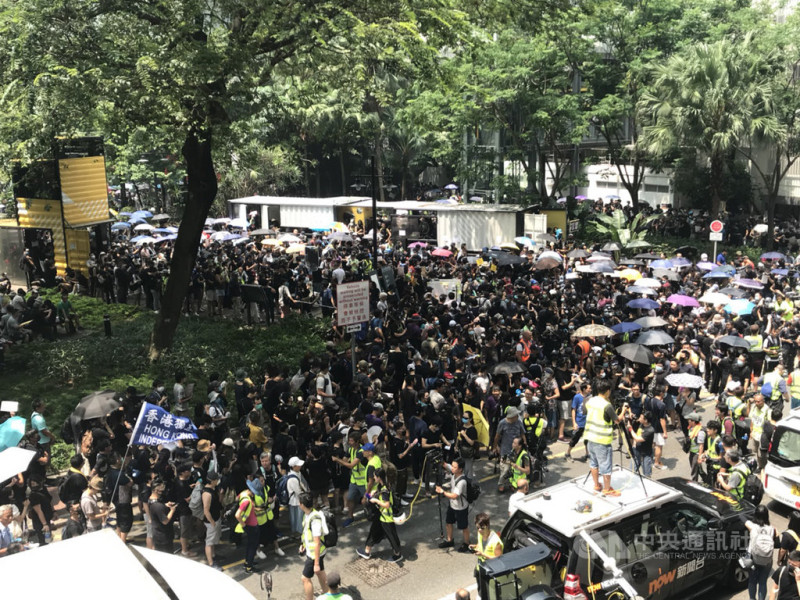 近千名示威者24日下午1時許擠滿香港觀塘駿業街遊樂場，準備展開反送中遊行。   圖：中央社提供。