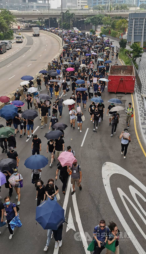香港24日下午又有反對修訂逃犯條例遊行，地點在九龍觀塘，目的是要求港府回應反送中運動的5大訴求，包括撤回相關修訂草案。   圖：中央社提供。