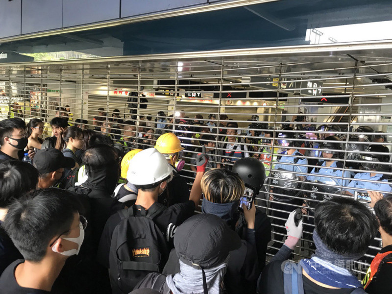 香港24日下午又有反送中遊行，為了安全起見，香港鐵路公司自中午12時暫時封閉觀塘線部分路段，以免地鐵站受到波及，但因此引起民眾抗議，圖為觀塘站a出口。   圖：中央社提供。