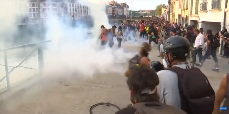 法國警方動用水柱和催淚彈驅離反G7激進抗議群眾。   圖/翻攝自EURONEWS
