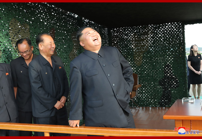北韓領袖金正恩昨天視導「超大型多管火箭發射器」試射。   圖/翻攝自KCNA
