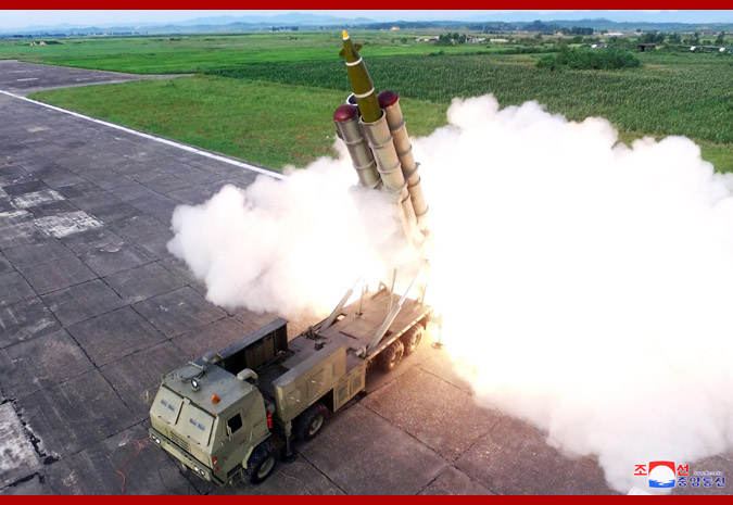 北韓領袖金正恩視導「超大型多管火箭發射器」試射。   圖/翻攝自KCNA