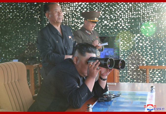 北韓領袖金正恩昨天視導「超大型多管火箭發射器」試射。   圖/翻攝自KCNA