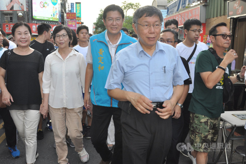 台北市長柯文哲（前）25日前往宜蘭羅東逛夜市，由國民黨籍宜蘭縣議員黃定和（後左3）陪同，兩人互動受矚目。   圖：中央社提供。