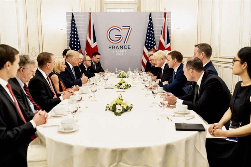 美國總統川普（左5）和英國首相強生舉行G7雙邊會談。G7各國發表聯合聲明，力挺1984年發表的「中英聯合聲明」。   圖:擷取自twitter.com/realDonaldTrump