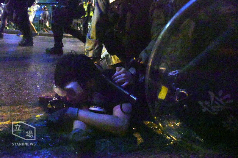 示威群眾遭到警方暴力壓制。   圖：擷取自立場新聞臉書。
