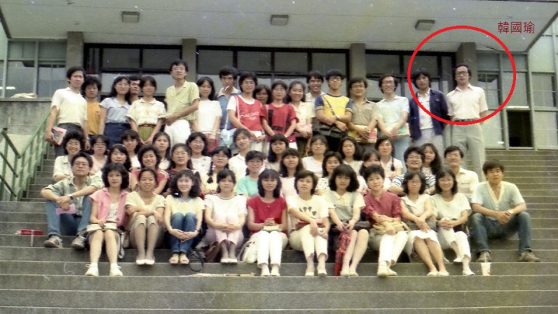 韓國瑜大學時期的班級合照。   圖：翻攝自黃國雄臉書