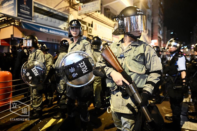 香港警察持槍推進防線威嚇反送中示威者。   圖：翻攝立場新聞臉書