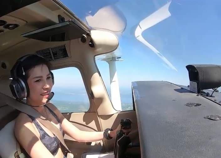 泰國皇室發布的新貴妃詩妮娜照片中，有她穿著小可愛駕駛戰機的照片，又萌又猛，引起網路追星。   圖：泰國皇室發布