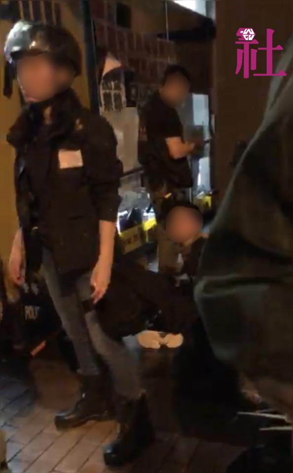 在25日香港荃葵青大遊行警民衝突中，社工發現有1名男童遭到警方以束帶反綁，還被員警團團圍住。     圖：翻攝自香港社會工作者總工會臉書