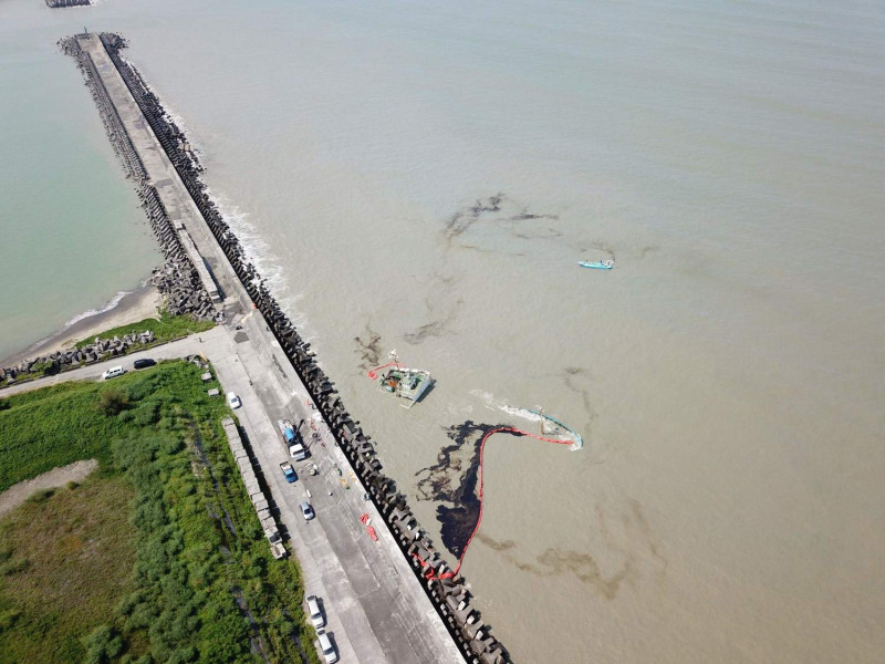 嘉義縣布袋港發生貨輪擱淺漏油事件，縣政府表示將開罰船公司。   圖：嘉義縣政府/提供