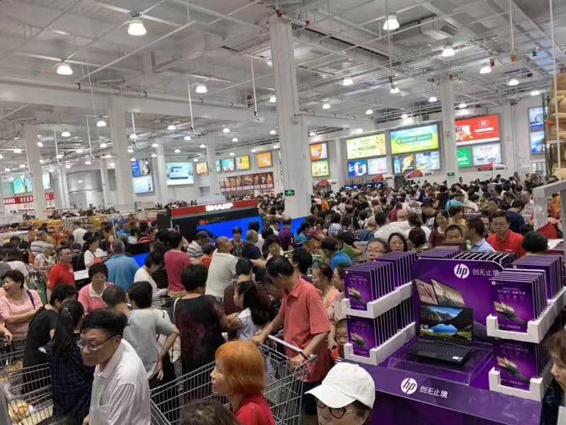 中國首間Costco27日於上海開幕，現場人潮洶湧。