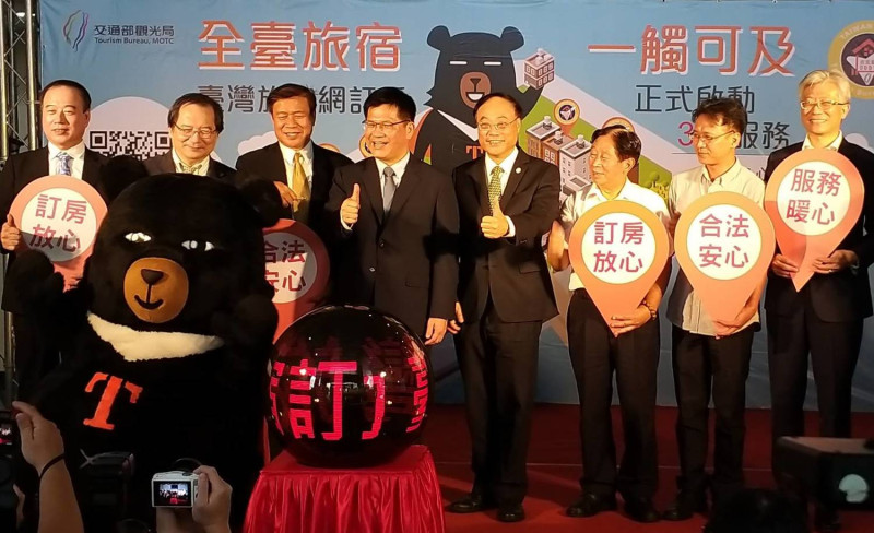 交通部長林佳龍出席台灣旅宿網記者會，在會後受訪再度說明石虎設計爭議。    圖：交通部／提供