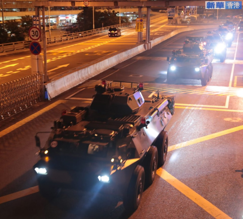 大批中國解放軍今晨以「輪換」為由進入香港。   圖：翻攝新華香港臉書