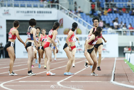 上月在中國黑龍江省舉辦的2019年全國大學生田徑錦標賽童曾歡（右後）的男子外型，在網路引起熱議。   圖：翻攝自中國田徑隊微博