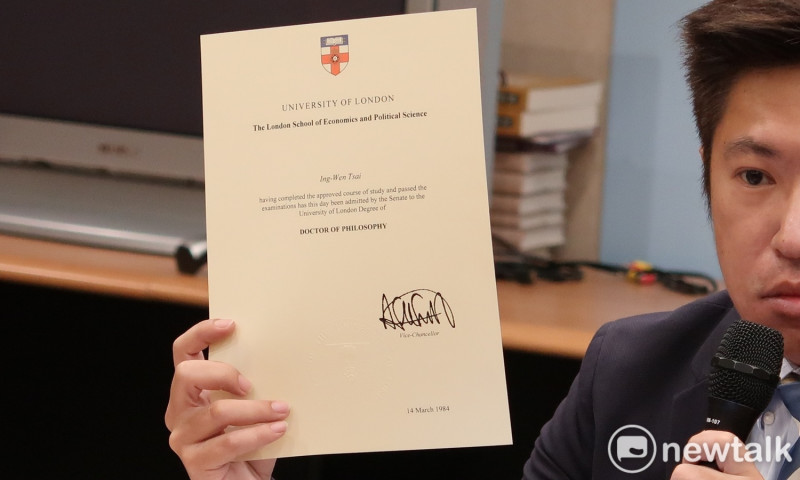 總統府發言人張惇涵29日出示蔡英文申請補發的LSE博士學位證書。   圖：林朝億/攝