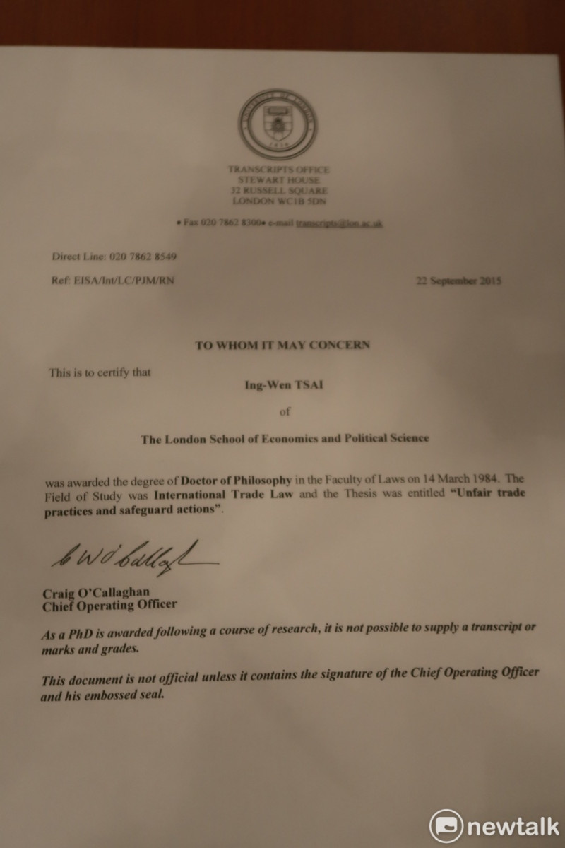總統府提供2015年LSE回函證明蔡英文取得該校博士學位信件。   圖：林朝億/攝