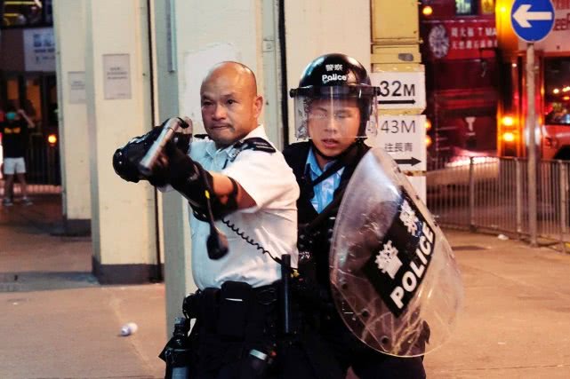 隨著反送中活動愈演愈烈，香港民眾與警察的衝突愈演愈烈，據環球時報今 (29) 日報導，最近香港警隊收到邀請，部分警員將在十一期間前往北京參加國慶晚會，包括鎮壓反送中活動受傷的警員，7月30日晚上在示威者圍堵香港葵涌警署時負傷的「光頭警長」劉sir也在其中。   圖:擷取自環球時報