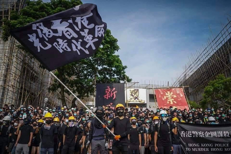 香港政府把反送中運動衝突焦點放在校園，選擇先從世代菁英下手，甚至懲處參與反送中的教師。   圖：翻攝自桑普臉書（資料照）