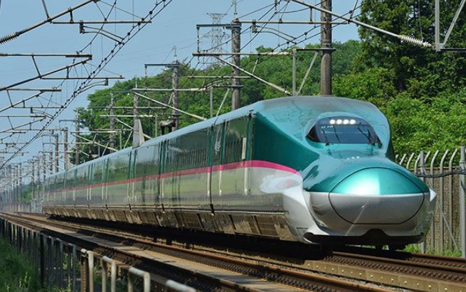 搭日本東海道暨山陽新幹線、九州新幹線的乘客若要攜帶大行李箱等上車，從2020年5月起需事先預約。   圖：翻攝JR東日本