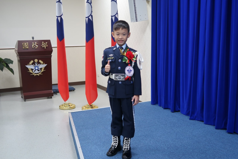 全民國防教育傑出貢獻獎台北市士東國小國小一年級小朋友向杰恩。   圖：林朝億/攝