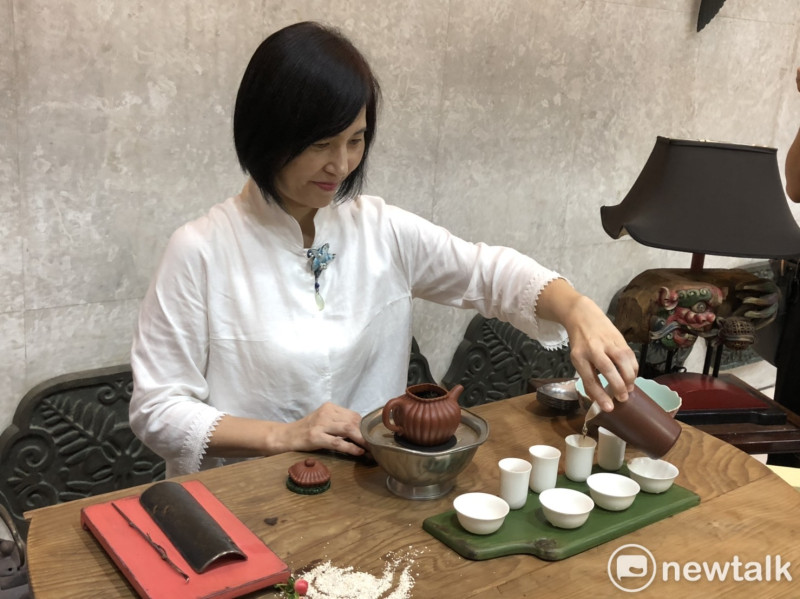 在中華茶藝獎全國茶藝比賽記者會中，由江昭慧老師示範雙杯品茗泡茶方式。   圖：黃博郎／攝