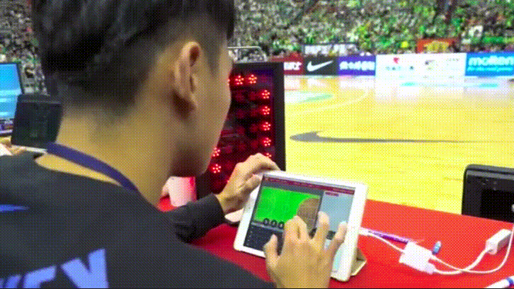 比賽時，場邊將有專業人員即時紀錄球員表現，賽後所有球員都能在平台上即時觀看自己的表現數據。   圖：捷思科技／提供