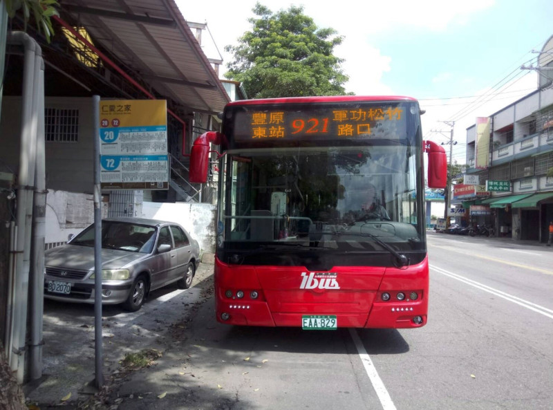 台中市新的921路公車今天正式上路，採固定時刻發車。   圖：台中市政府交通局／提供