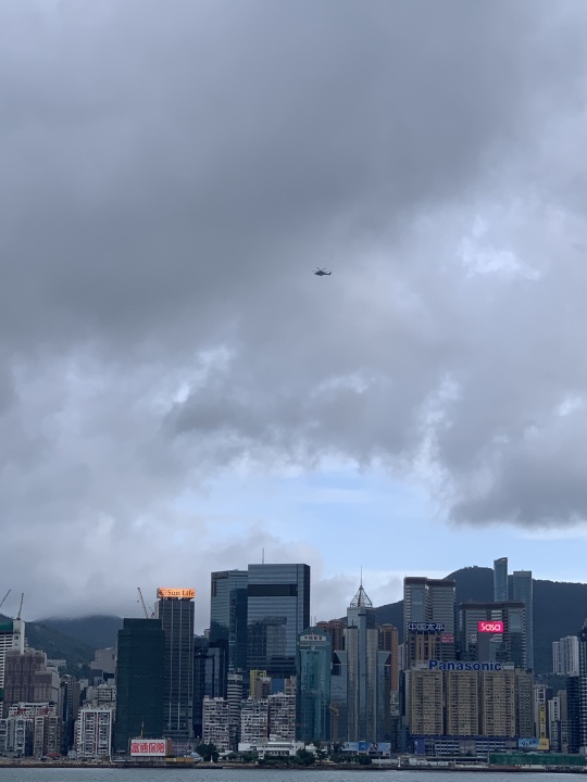 稍早前有香港網友拍攝到銅鑼灣上空有直升機盤旋，令人擔憂。   圖：翻攝自lihkg.com