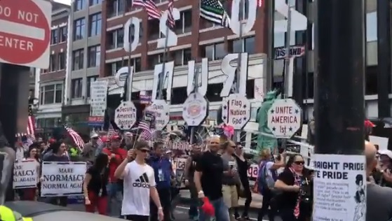 波士頓舉行「異性戀驕傲」（Straight Pride）遊行。   圖/翻攝自推特
