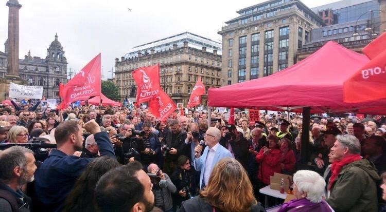 在野黨工黨黨魁柯賓31日現身蘇格蘭格拉斯哥的抗議活動。他表示，群眾上街是要對強生傳達一項訊息，那就是「你不能帶領我們無協議脫歐」。   （圖取自facebook.com/JeremyCorbynMP）