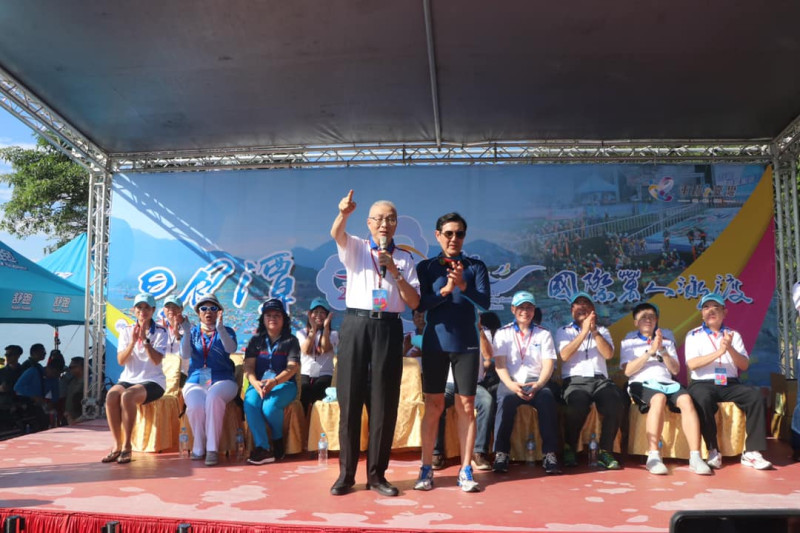 前總統馬英九（右）和國民黨主席吳敦義（左）今日一同出席日月潭國際萬人泳渡活動，而兩人的穿著對比意外引起討論。   圖：翻攝自吳敦義臉書粉絲團