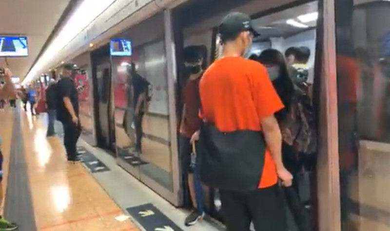 香港今早有網民發起港鐵不合作運動，作勢癱瘓交通，表達對香港政府的抗議。   圖：翻攝自立場新聞臉書粉絲團