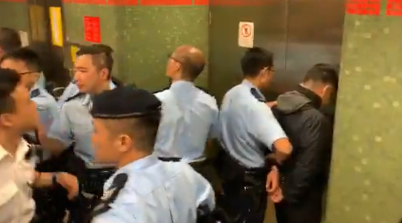 港警接獲通報後，立即前往地鐵站，逮捕執行抗議行動的人員。   圖：翻攝自立場新聞臉書粉絲團